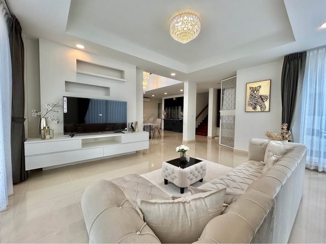 ให้เช่าบ้านเดี่ยวสุดหรู 3 ชั้น 320 ตรม 5 ห้องนอน พร้อมระเบียงใหญ่ วิวสวย ย่านรัชดานิเวศน์ 16 ใกล้ MRT ห้วยขวาง