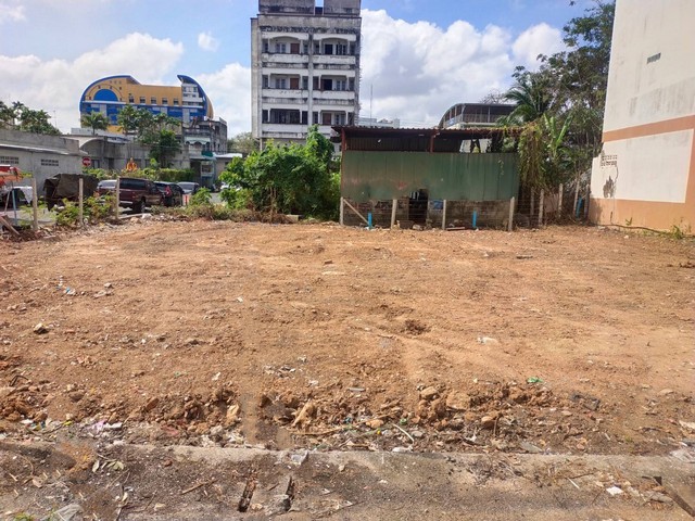 ขายที่ดินเปล่าถมแล้ว 2 ห้อง ทำเลทอง กลางเมืองหาดใหญ่ ที่ตั้ง : ถนนรัถการซอย 3 – ถนนนิพัทธสงเคราะห์ 1 (เข้าออกได้ 2 ทาง)รายละเอียดทรัพย์ :เนื้อที่ : 56 ตารางวาทำเลดีมาก อยู่ในย่านเศรษฐกิจใจกลางเมืองหาดใหญ่เหมาะสำหรับ :-สร้างบ้านพักอาศัย-ทำหอพัก / อพาร์ทเมนท์-โกดังเก็บสินค้า-หรือการลงทุนอื่นๆราคาพิเศษสุดๆ : จาก 6,000,000.- หั่นราคาเหลือเพียง 3,900,000.- เท่านั้น!!สถานที่ใกล้เคียง