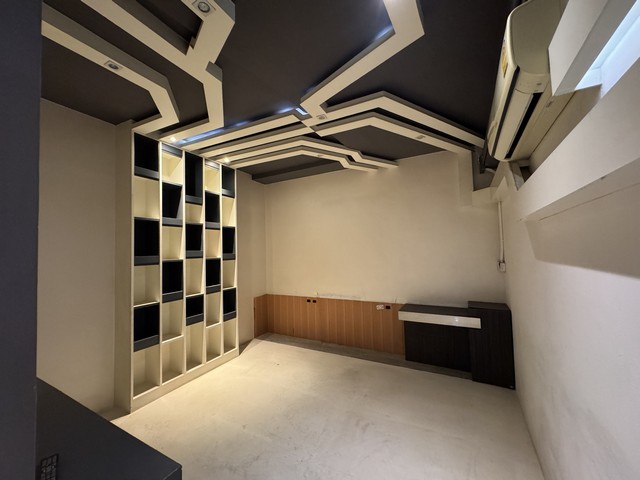 ให้เช่าอาคารสำนักงาน 6 ชั้น พื้นที่ใช้สอย 700 ตร.ม. มีลิฟต์ภายในอาคาร  ใกล้ เซ็นทรัลพระราม 9