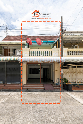 ขาย ทาวน์เฮ้าส์ 2 ชั้น ม.บ้านแก้ววิลล่า 1 เนื้อที่ 16 ตร.ว. 2ห้องนอน (มีระเบียงกว้างทุกห้อง) 2ห้องน้ำ 1โวนครัว เเยกเป็นสัดส่วน มีที่ดูดควันเตา สภาพภายในบ้านดี ชั้น 1 พื้นปูกระเบื้องทั้งชั้น มี 2 โซนอเนกประสงค์ พร้อมเข้าอยู่ มีแอร์ 1 เครื่อง เครื่องทำน้ำอุ่น 1 เครื่อง เหมาะการพักอยู่อาศัย ภายในโครงการไม่แออัด หน้าบ้านกว้าง จอดรถได้ 1 คัน.ราคา : 2,590,000 บาท (ค่าโอนฝ่ายละครึ่ง