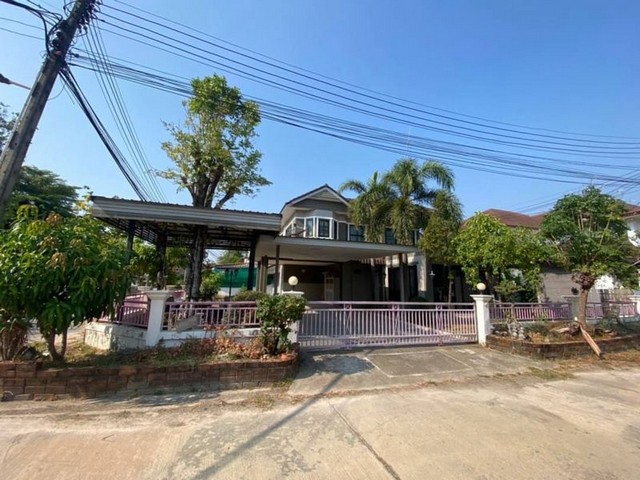 TEL:088-559 5199 คุณเอLine:https://line.me/ti/p/C0eGe0whLXขาย บ้านเดี่ยว 2 ชั้น หลังมุม – หมู่บ้านธารดารา ศรีราชาราคาขาย: 4.9 ล้านบาท (ค่าโอน 50:50)รายละเอียดทรัพย์เนื้อที่: 92 ตรว. | พื้นที่ใช้สอย: 300 ตร.ม.3 ห้องนอน | 3 ห้องน้ำ1 ห้องครัว | 1 ห้องนั่งเล่น | 1 ห้องรับแขก | 1 ห้องทำงานจอดรถในบ้านได้ 4 คัน + หน้าบ้าน 2 คัน + ข้างบ้าน 3 คันบ้านหลังมุม พร้อมสนามหญ้ากว้างข้างบ้านของแถม- แอร์ 4 เครื่อง- เครื่องทำน้ำอุ่น- ม่าน, มุ้ง