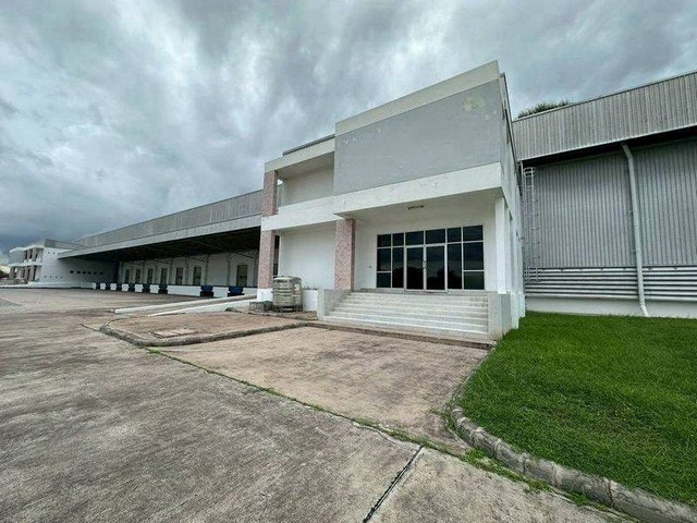 TEL:088-559 5199 คุณเอLine:https://line.me/ti/p/C0eGe0whLXให้เช่า โกดัง–คลังสินค้า ขนาดใหญ่ มาตรฐานสูง ใกล้มอเตอร์เวย์ ศรีราชาหนองขาม ศรีราชา จ.ชลบุรีผังสีม่วงลาย เหมาะทำโรงงาน-คลังสินค้าพื้นที่รวม 18,984 ตร.ม.- โกดัง 17,400 ตร.ม.- ออฟฟิศ 1,584 ตร.ม.ราคาเช่า: 160 บาท/ตร.ม.( 3,037,440 / เดือน )เงื่อนไข: - ล่วงหน้า 1 เดือน - ประกัน 4 เดือน (ทำโรงงานประกัน 5 เดือน) - สัญญา 3 ปีจุดเด่น:- พื้นรับน้ำหนัก 3 ตัน/ตร.ม.- มี Dock Load รองรับขนถ่ายสิน