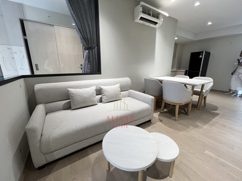 RC081625 ให้เช่า Condo Runesu Thonglor 5 ใกล้ BTS ทองหล่อRent 29,000 baht/monthSelling 8.442 MBรายละเอียด :- ห้องขนาด 36.14 ตร.ม.- 1 ห้องนอน 1 ห้องน้ำ- ชั้น 6 (ทั้งหมด 8ชั้น)- ทิศเหนือสิ่งอำนวยความสะดวก : สวนสไตล์ญี่ปุ่น/สระว่ายน้ำ/ออนเซน/สนามไดร์ฟกอล์ฟสถานที่สำคัญใกล้เคียง :- Park Lane เอกมัย / เจ อเวนิว ทองหล่อ- รพ.คามิลเลียน / รพ.สมิติเวช สุขุมวิท- Ekamai International SchoolLocation : ซอยทองหล่อ 5 แขวงคลองตันเหนือ เขตวัฒนา กทม.Contact Line: @alivar  click https://line.me/R/ti/p/@180acmsuCALL    