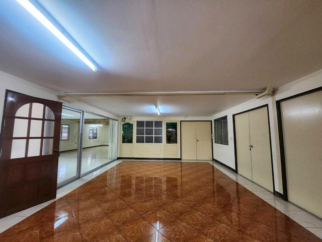 ลาดพร้าว รร.สตรีวิทยา2 1.2 กม.ซ.นาคนิวาส 49-53 ให้เช่าโกดัง ออฟฟิศ 3 ชั้น+ชั้นลอย 200 ตร.วา. 1,180 ตร.มMRTโชคชัย 4 3กม.