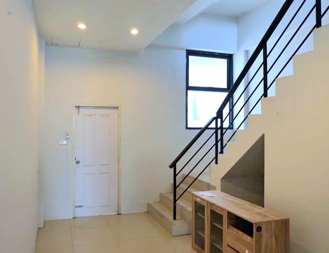 อาคารพาณิชย์ 4ชั้น 23 ตร.วา ตลาดนครฉลองกรุง500ม. รร.วัดทิพพาวาส 1กม.หน้านิคม .370 ตร.ม.  ติดถนนใหญ่  ม.เจ้าคุณทหารลาดกระบัง 3.8 กม.4 นอน