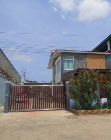 ขายโรงงาน 2 หลังคู่ พร้อมออฟฟิศ 2 ชั้น โกดังพื้นที่ 235 ตารางวา สมุทรสาคร ที่ตั้ง : ต.คอกกระบือ อ.เมืองฯ จ.สมุทรสาคร 74000ขนาดพื้นที่ใช้สอย 745 ตารางเมตร (เต็มพื้นที่)ขนาดพื้นที่  376 ตารางวารายละเอียดโรงงาน 2 หลังคู่ พร้อมออฟฟิศ 2 ชั้น โกดังพื้นที่ 235 ตารางวาถนนหน้าโรงงานเป็นคอนกรีตหน้ากว้าง 10 เมตร รถใหญ่สามารถเข้ามาในตัวโรงงานได้- ห้องอเนกประสงค์ 1 หัอง- ห้องน้ำ 5 ห้อง- จอดรถ