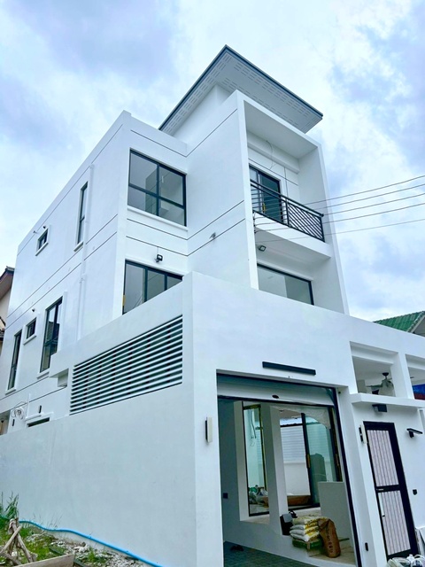 รร.นานาชาติ SISB 1.8 กม. MRT รามคำแหง 1.7กม. 5นอน ให้เช่าบ้านหรู 3 ชั้น หลังมุม 40 ตร.วา. 310ตร.ม สร้างใหม่  พร้อมเฟอร์ บิวท์อินครบ 3 น้ำ 