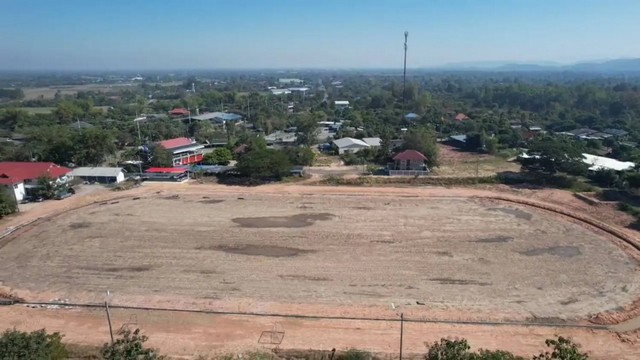 ขายที่ดินลำพูน ทำเลทอง ติดถนนใหญ่ 4 เลน เหมาะสร้างบ้านจัดสรร โรงงาน หอพัก เก็งกำไรขายที่ดินแปลงสวย อ.เมืองลำพูน ต.เหมืองจี้ ใกล้ถนนซุปเปอร์ไฮเวย์ลำพูน-ป่าซาง ที่ดินแปลงนี้ตั้งอยู่ในทำเลศักยภาพสูง เหมาะสำหรับนักลงทุนอสังหาริมทรัพย์ ที่ต้องการสร้างหมู่บ้านจัดสรร บ้านพัก โรงงาน หรือหอพักใกล้นิคมอุตสาหกรรมและแหล่งงาน รายละเอียดที่ดินเนื้อที่รวม: 1 ไร่ 3 