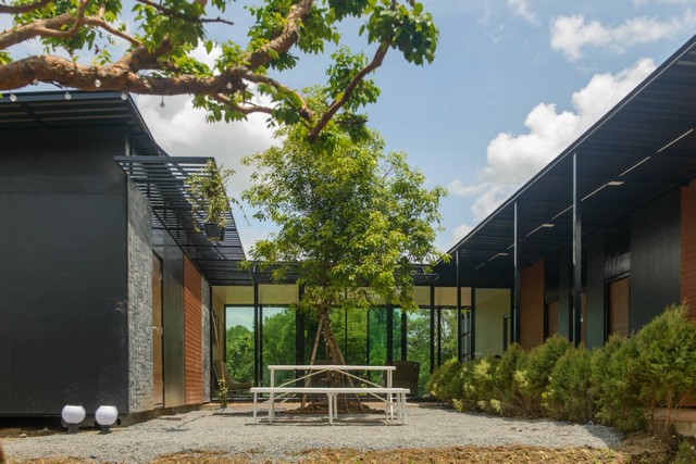 ขายที่ดินวิวเขา ทำเลทองแม่ออน เชียงใหม่ ใกล้น้ำพุร้อนสันกำแพง แค่ 5.9 ล้านบาท ที่ดินแปลงสวย ขนาด 3 ไร่ 3 งาน 35 ตารางวา (รวม 1,535 ตร.ว.)ราคาเพียง 5.9 ล้านบาทเท่านั้น! เหมาะสำหรับสร้างบ้านพัก, รีสอร์ท, หรือบ้านสวน จุดเด่นที่ดินวิวภูเขาสวยงาม อากาศดี ติดเขื่อนแม่ออนเพียง 500 เมตรเดินทางสะดวก ใกล้แหล่งท่องเที่ยวชื่อดัง สถานที่ใกล้เคียง น้ำพุร้อนสันกำแพง 5 กม. ม่อนกุเวร 5 กม. 