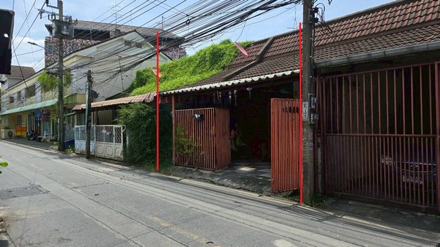 ขายทาวน์เฮาส์ชั้นเดียว ทำเลทองใจกลางเมืองนนทบุรี รหัสทรัพยที่ C25048ที่ตั้ง: ซอยงามวงศ์วาน 23 (ซอยวัดบัวขวัญ) อ.เมือง จ.นนทบุรีเดินทางสะดวก ใกล้แหล่งชุมชน ห้างสรรพสินค้า และสถานที่สำคัญรายละเอียดทรัพย์- พื้นที่ดิน 23 ตร.วา- พื้นที่ใช้สอยลงตัว เหมาะสำหรับครอบครัวขนาดเล็ก- 3 ห้องนอน | 1 ห้องน้ำ- 1 ห้องครัวบิ้วอิน- 1 ห้องนั่งเล่นตกแต่งด้วยไฟดาวน์ไลท์ ปรับมืด–สว่างได้- ห