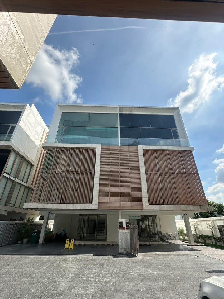 HR2743ให้เช่าอาคาร 6 ชั้น มีลิฟท์ ซอยรัชดา 32 เหมาะทำโฮมออฟฟิศ คลินิก หรือพักอาศัย เดินทางสะดวก