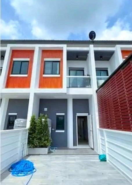 ให้เช่าอาคารพาณิชย์ 2 ชั้น โลตัส นางรอง 4.4 กม. ติดถนนใหญ่  เหมาะกับร้านค้า สำนักงาน คลีนิค 2 นอน 3 น้ำ รพ.นางรอง 2.4 กม.ถ.นางรอง-ละหานทราย 