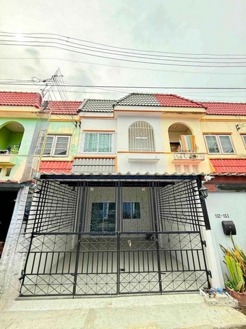 ขายบ้านใกล้บางแสน  ทาวน์โฮมตลาดประมงอ่างศิลาทาวน์โฮม 2 ชั้น  2 นอน 2 น้ำ 1 จอด