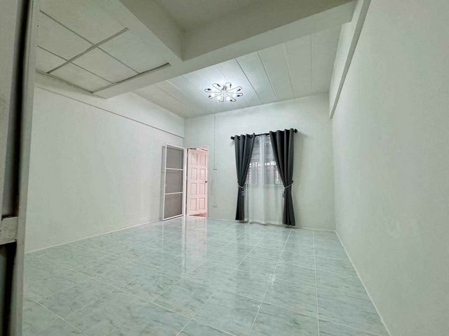 ขายบ้านสวยชลบุรีราคาถูก ขายทาวน์เฮ้าส์2ชั้นเลี่ยงหนองมน มณีแก้วกรีนเฮ้าส์  ซ.3 ถนนเลี่ยงหนองมนชลบุรี