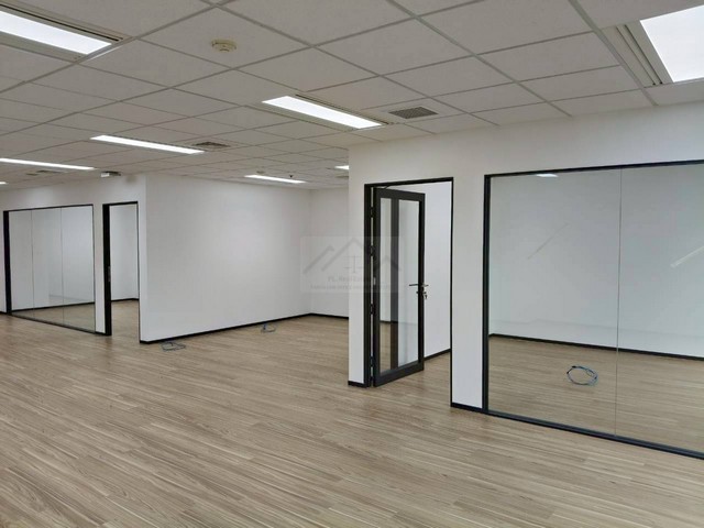 ให้เช่าสำนักงานใจกลางเมือง ย่านเพชรบุรีตัดใหม่ 141.50 ตร.ม. อาคารธนภูมิ ใกล้ MRT เพชรบุรี 700 เมตร