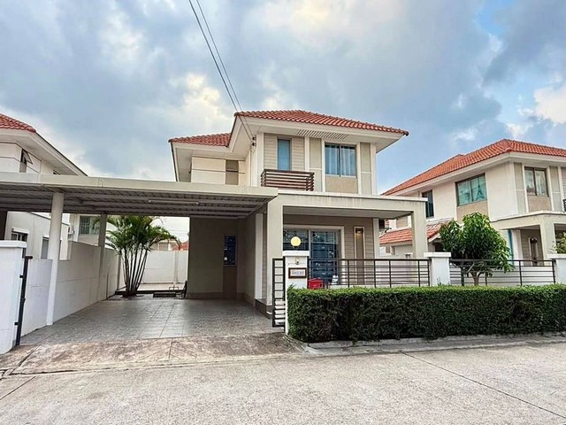 TEL:088-559 5199 คุณเอLine:https://line.me/ti/p/C0eGe0whLXให้เช่า บ้านเดี่ยว 2 ชั้น – ไลฟ ซิตี้ปาร์ค บ่อวิน เฟส 1บ้านสวย น่าอยู่ พร้อมเฟอร์นิเจอร์ เครื่องใช้ไฟฟ้าครบค่าเช่า : 30,000 บาท/เดือน(ประกัน 2 เดือน + ล่วงหน้า 1 เดือน)รายละเอียดบ้านเนื้อที่ 43.5 ตร.วา พื้นที่รอบบ้านกว้าง3 ห้องนอน | 2 ห้องน้ำห้องโถงรับแขกห้องครัวที่จอดรถ 2 คันเฟอร์นิเจอร์ & เครื่องใช้ไฟฟ้าแอร์ 3 เครื่องเครื่องทำน้ำอุ่น 2 เครื่องตู้เ