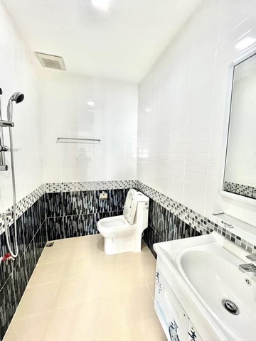 ทาวน์โฮม 2 ชั้น บ้านดิอารีเต้ เนินพลับหวาน    แถวตลาดผู้ใหญ่กุ่ย