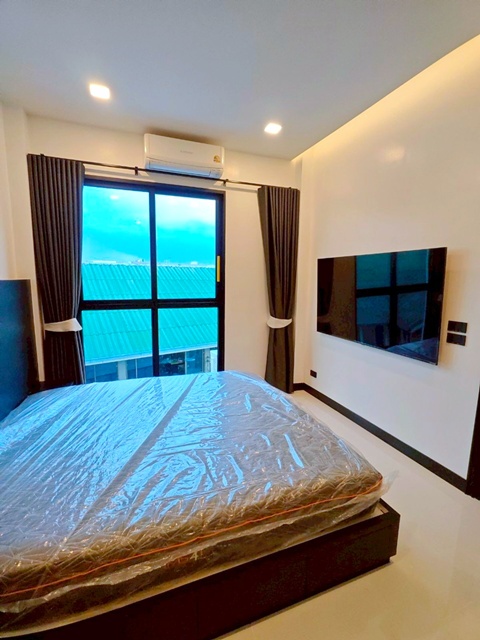 MRT รามคำแหง 1.7กม. รร.นานาชาติ SISB 1.8 กม. 5นอน ให้เช่าบ้านหรู 3 ชั้น หลังมุม 40 ตร.วา. 310ตร.ม สร้างใหม่  พร้อมเฟอร์ บิวท์อินครบ 3 น้ำ