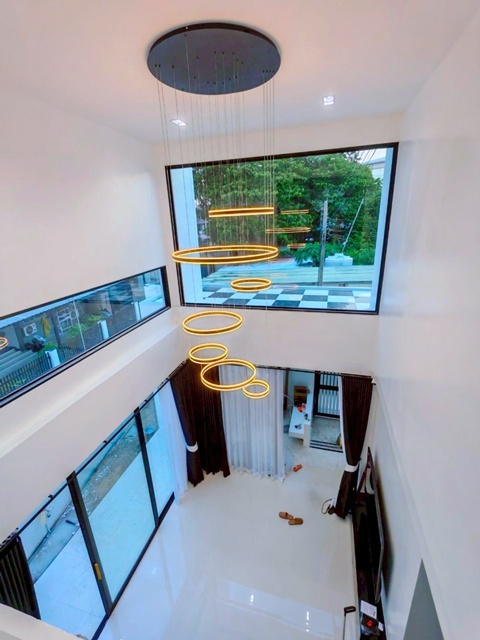 หลังมุม 42ตร.วา บิวท์อินครบ 5นอน ให้เช่าบ้านหรู 3 ชั้น  เอกมัย-ทองหล่อ รร.นานาชาติ SISB 1.8 กม. MRT รามคำแหง 1.7กม. 312ตร.ม สร้างใหม่  