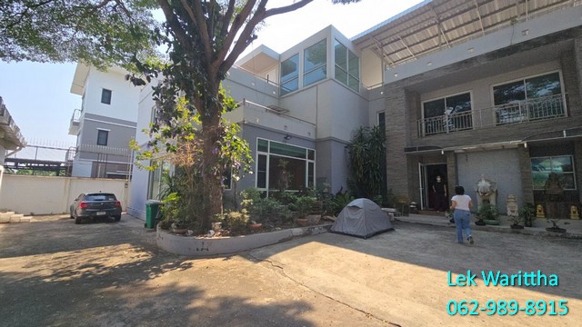 ขายบ้านเดี่ยวหลังใหญ่ พร้อมสระว่ายน้ำ พื้นที่กว้าง ฟังก์ชันครบเหมาะสำหรับครอบครัวใหญ่ หรือทำโฮมออฟฟิศ