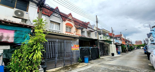 หมู่บ้านรุ่งทรัพย์สามัคคี ถ.สามัคคี ต.ท่าทราย อ.เมือง จ.นนทบุรีรหัสทรัพย์ :16633ประเภท :ทาวน์เฮ้าส์ / ทาวน์โฮมโครงการ :หมู่บ้านรุ่งทรัพย์สามัคคี ถ.สามัคคี ซ.34 นนทบุรีที่ตั้ง :ถ.สามัคคี ต.ท่าทราย อ.เมือง จ.นนทบุรีโซน :โซน Dเนื้อที่ :16.3 ตร.ว.ห้องนอน :2 ห้องห้องน้ำ :2 ห้องห้องอื่น ๆ :ห้องจำนวนชั้น :2 ชั้นชั้นบน :ปาร์เกต์ชั้นล่าง :กระเบื้องที่จอดรถ :2 คันเครื่องปรับอากาศ :3 เครื่องขา