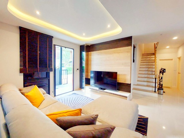 ขายบ้านแฝด 3 ชั้น ยูนิตพิเศษ แต่งครบ พร้อมอยู่ เพิ่มพื้นที่พักผ่อนด้วยระเบียงเทอร์เรซ  37.7 ตรว. 207 ตรม. เป็นแปลงติดสวนหย่อม