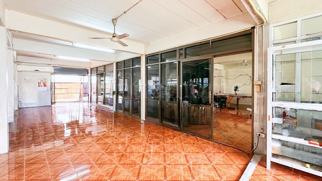 ทาวน์เฮ้าส์ 3 ชั้น ซอยเอกชัย 135 ตีทะลุ 2 คูหา หลังริม ซอยเอกชัย 135