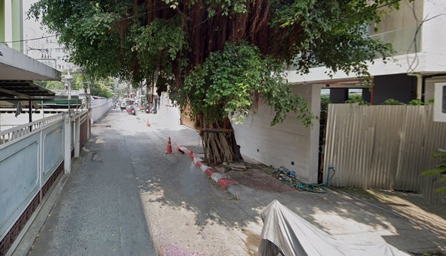 ให้เช่าอาคาร 8 คูหา ใจกลางกรุงเทพฯ ซอยสันติภาพ ทำเลทอง ใกล้ BTS-MRTทำเลศักยภาพสูง ใจกลางย่านธุรกิจและท่องเที่ยว ซอยสันติภาพ ถนนกว้าง 4-4.5 เมตร เดินทางสะดวก เข้า-ออกได้หลายทางค่าเช่าเพียง 150,000 บาท/เดือน รายละเอียดทรัพย์ : -อาคาร 8 คูหา (2 ชั้น) -หน้ากว้างคูหาละ 4 ม. ลึก 8 ม. -พื้นที่ใช้สอย: 32 ตร.ม./ชั้น/คูหา -พื้นที่ลานหน้าบ้าน: 4 x 7 ม./คูหา -ขนาดที่ดินรวม: กว้าง 18 ม. x ลึก 32 ม. จุดเด่นของทำเ