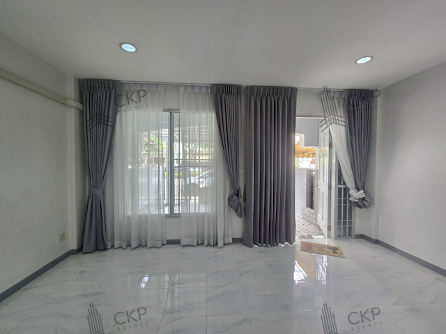 บ้านกลางเมือง Swiss Town ถนนเกษตรนวมินทร์ รีโนเวทใหม่ทั้งหลัง สามารถจอดรถประจำได้ 3-5 คัน (รับจดทะเบียนบริษัท)