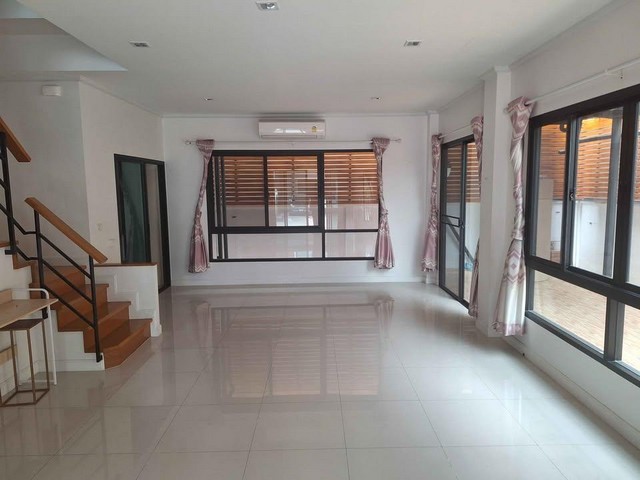 ให้เช่าบ้านแฝด 3 ชั้น 46 ตร.วา ศุภาลัย เอสเซ้นส์ ลาดพร้าว ซ.ลาดพร้าว 107 ใกล้เดอะมอลล์บางกะปิ