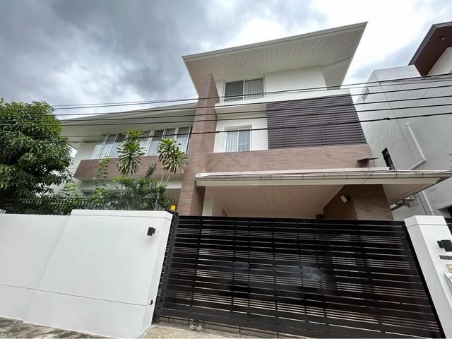 ให้เช่าบ้านเดี่ยว 3 ชั้น 320 ตรม. ย่านรัชดานิเวศน์ 16 พร้อมระเบียง วิวสวย ใกล้ MRT ห้วยขวาง