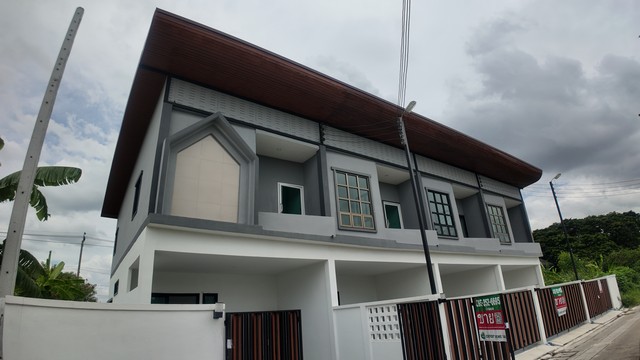 บ้านใหม่พร้อมอยู่! ทาวน์เฮาส์ 2 ชั้น บ้านสิริกาญจน์ถนนบางกรวย–ไทรน้อย ซอยสนเพชร หมู่ 3** บ้านสร้างใหม่ พร้อมเข้าอยู่ พร้อมโอนทันที**พิเศษ! ผ่อนตรงกับโครงการ ไม่ต้องผ่านธนาคาร**สนใจสอบถามรายละเอียดและเงื่อนไขการผ่อนตรงได้นะครับ**ราคาเริ่มต้นเพียง 2.49 ล้านบาท**รายละเอียดตัวบ้าน* ขนาด 2 ชั้น พื้นที่ใช้สอย 120 ตร.ม.* ที่ดิน 22–27 ตร.ว.* **3 ห้องนอน 2 ห้องน้ำ*** ห้องโถงกว้าง ครัวแ