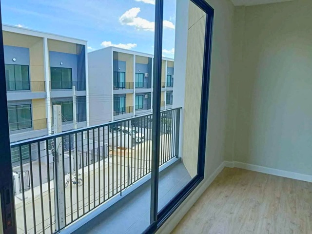 ตลาดมีนบุรี 1กม. MRT ตลาดมีนบุรี 1.2 กม.หทัยราษฎร์ นิมิตรใหม่ ให้เช่า คฤหาสน์แนวตั้ง ทาวน์โฮม 3 ชั้น 20ตร.วา. 3น้ำ สุวินทวงศ์