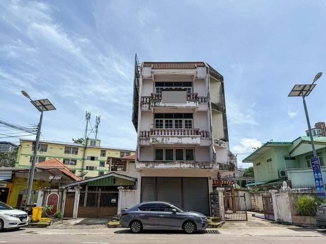 TEL:088-559 5199 คุณเอLine:https://line.me/ti/p/C0eGe0whLXขาย/ให้เช่า ที่ดินพร้อมสิ่งปลูกสร้างใจกลางศรีราชาพิกัด : แยกอัสสัมชัญ ศรีราชาทำเลเศรษฐกิจ ทำกิจการได้หลากหลายติดถนนหลักหรือจะซื้อเกร็งกำไรเพื่อมูลค่าในอนาคตก็เหมาะราคาขาย 15,000,000 บาทค่าใช้จ่ายวันโอน ตามตกลงให้เช่า 30,000 บาท/เดือน สัญญาขั้นต่ำ 1 ปีมัดจำ 2 เดือน + ค่าเช่าล่วงหน้า 1 เดือนเนื้อที่ขนาด 104 ตารางวาตึกขายตามสภาพโครงสร้างแข็งแร