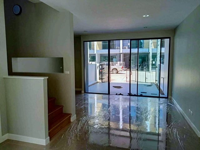 MRT ตลาดมีนบุรี 1.2 กม. หทัยราษฎร์ ให้เช่า คฤหาสน์แนวตั้ง ทาวน์โฮม 3 ชั้น 19ตร.วา. 3น้ำ ตลาดมีนบุรี 2 1.1 กม. นิมิตรใหม่-สุวินทวงศ์