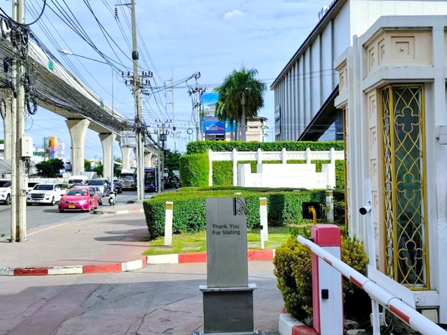 ตลาดพระประแดง 600 ม. พระจอมเกล้าธนบุรี 2.9 กม.4 นอน บิ๊กซี สุขสวัสดิ์ 150 ม. ซ. สุขสวัสดิ์ 56-64 ให้เช่าโฮมออฟฟิศ 4 ชั้น  280 ตร.ม.  4 น้ำ