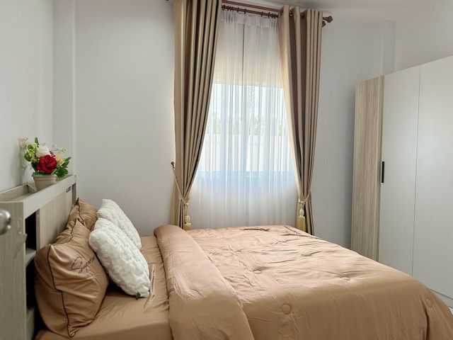 ขายบ้านพฤษารดา มาบประชัน บ้านเดี่ยวสร้างใหม่พร้อมเข้าอยู่ ซอยสยามคันทรี่คลับ ติดอ่างเก็บน้ำมาบประชัน ตกแต่งพร้อมเฟอร์นิเจอร์