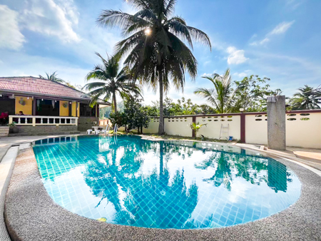 วิลล่าหรู 5 ห้องนอน พร้อมสระว่ายน้ำ บรรยากาศเงียบสงบ ใกล้ชายหาดสมุย  2งาน ตลิ่งงาม เกาะสมุย สุราษฎร์ธานี ขายที่ดินบ้านสมุย