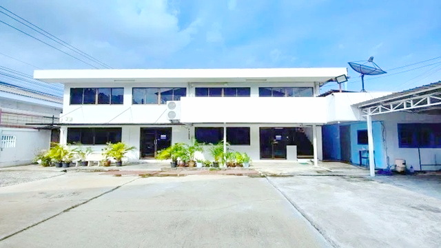 เฉลิมพระเกียรติ ร. 9 พัฒนาการ  MRT สวนหลวง ร.9 2.4 กม.ให้เช่าโกดัง ที่ดิน 1ไร่ 1งาน สำนักงาน 2 ชั้น 1,300 ตร.ม.พาราไดซ์ พาร์ค 2.9 กม.