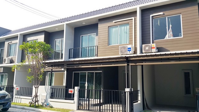 ให้เช่าด่วน ทาวน์โฮม 2 ชั้น The Color บางนา-วงแหวน ใกล้เมกาบางนา-สนามบินสุวรรณภูมิ 3 นอน 2 น้ำทำเลดี บางนา-ตราด กม.7 *เจ้าของโพสเอง รับเอเจ้นค่ะรายละเอียด- บ้านขนาดที่ดิน 17.5 ตรว.- แบบ 3 ห้องนอน 2 ห้องน้ำ- แอร์ครบ 4 เครื่อง (ทุกห้องนอน + ห้องนั่งเล่น)- ติดตั้งผ้าม่านทั้งหลัง, พร้อมต่อเติมหลังคาหน้าบ้านและหลังบ้าน- เช่าเพียง 14,000 บาท/เดือนจุดเด่น:- ใกล้ Mega Bangna และทางด่วน เดินทางสะดวก ใ