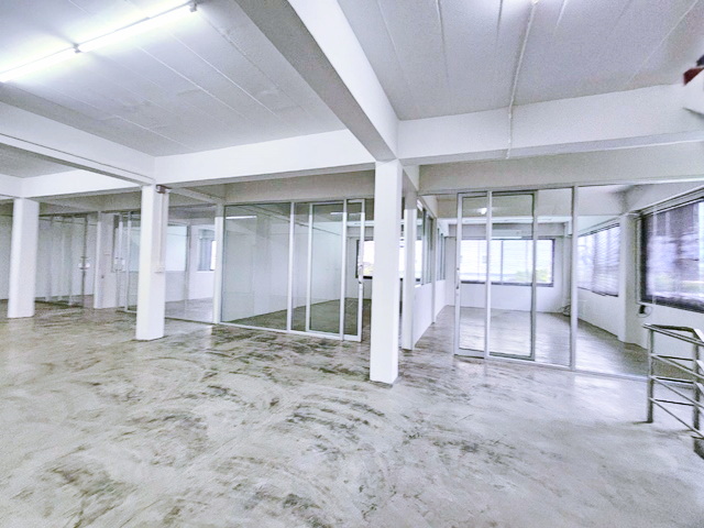 ถ.เฉลิมพระเกียรติ ร.9 28-32 MRT สวนหลวง ร.9 4.7กม. ให้เช่าอาคารพาณิชย์ 3ชั้น 2หลัง 900 ตรม.