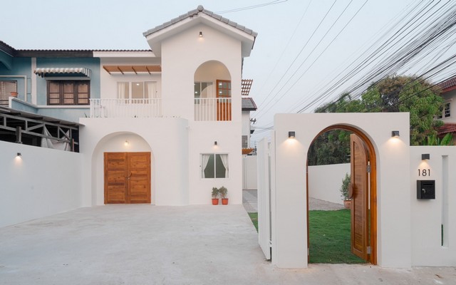 ขายบ้านเดี่ยว หมู่บ้านวิวสวย 2 หางดง เชียงใหม่ ทำเลดี พร้อมพื้นที่สวนกว้างรายละเอียดบ้านขนาดที่ดิน 42 ตารางวา (168 ตารางเมตร)จอดรถได้ 2 คัน และจอดมอเตอร์ไซค์ได้มากกว่า 3 คันฟังก์ชันการใช้งาน:2 ห้องนอน2 ห้องน้ำ1 ห้องโถงใหญ่1 ห้องครัว1 ห้องซักล้าง (มีพื้นที่สำหรับต่อเติมเพิ่มเติมได้)มีพื้นที่สวนข้างบ้าน และพื้นที่สำหรับจัดงานปาร์ตี้หรือพักผ่อนจุดเด่นทำเลตั้งอย