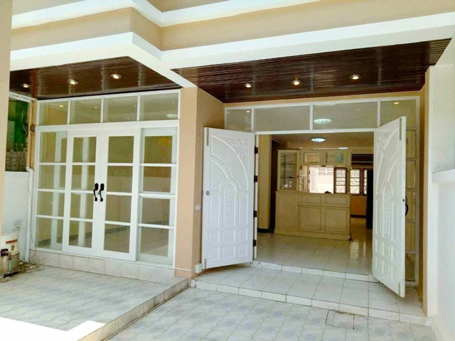 เดอะวอล์ค เกษตร-นวมินทร์ 1.7 กม. 6นอน MRT วัชรพล1.3กม. รามอินทรา 30-36 ให้เช่าทาวน์โฮม 3 ชั้น โรงเบียรเยอรมัน