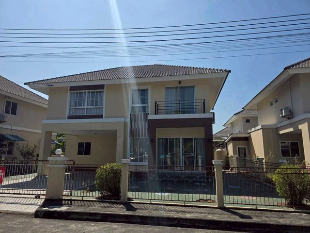 โซนสันกำแพง ให้เช่า 15,000 บาท/เดือน ขาย 3.8 ล้าน บ้านเดี่ยว 2 ชั้น #บ้านในโครงการ เหมาะทั้งอยู่อาศัยหรือลงทุน ครบ สะดวก