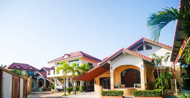 ขายด่วน รีสอร์ทติดหาดบางเสร่ พร้อมเฟอร์นิเจอร์ พื้นที่ 1 ไร่ 2 งาน 58 ตารางวา รีสอร์ทตั้งอยู่ที่ ตำบลบางเสร่ อำเภอสัตหีบ จังหวัดชลบุรี