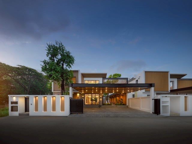 ขายบ้านหรู เชียงใหม่ ใกล้กาดหลวง–สนามบินราคา 26.2 ล้านบาท  4 ห้องนอน 6 ห้องน้ำ สระว่ายน้ำส่วนตัว บ้านหรูสไตล์โมเดิร์น ตกแต่งครบ พร้อมอยู่ ทำเลเมืองเชียงใหม่ ใกล้ตลาดวโรรส (กาดหลวง), แม่น้ำปิง และเซ็นทรัลเชียงใหม่ เดินทางสะดวกสู่สนามบิน รายละเอียดบ้านที่ดิน: 163 ตร.วาพื้นที่ใช้สอย: 604 ตร.ม.4 ห้องนอน  6 ห้องน้ำ2 ครัว (ครัวไทย + ครัวฝรั่ง)4 ที่จอดรถ  1 ห้องแม่บ้านสระว่ายน้ำระ