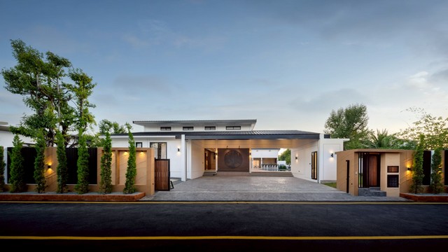 ขายบ้านเดี่ยวหรู ใจกลางเมืองเชียงใหม่ – ต.ป่าแดด อ.เมือง บ้านหรูสไตล์โมเดิร์น พร้อมระบบสมาร์ทโฮม สระว่ายน้ำระบบน้ำแร่ และโซลาร์เซลล์ ประหยัดพลังงาน ทำเลสะดวก เดินทางง่าย ใกล้สนามบินและห้างสรรพสินค้าชั้นนำ ทำเลที่ตั้งต.ป่าแดด อ.เมือง จ.เชียงใหม่เพียง 5 นาทีถึงสนามบินนานาชาติเชียงใหม่ใกล้ Central Airport Plaza, Big C, Makroใกล้ โรงพยาบาลเชียงใหม่ใกล้หมอ, โรงพยาบาลราชเวชใกล้ 