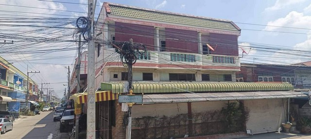 ขายตึกแถว 5 ห้อง 2 ชั้น ครึ่ง ต่อเต็ม  ทำเลดีเยี่ยม แปลงมุม  ต.คลองสอง อ.คลองหลวง จ.ปทุมธานี