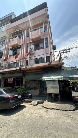 ขาย อาคารพาณิชย์ 5 ชั้น 2 คูหา ทำเลดี อยู่หัวมุมถนน ซอยพหลโยธิน 37/1 จตุจักร เนื้อที่ 23.6 ตารางวาที่ตั้ง   ซอยพหลโยธิน 37/1 แขวงลาดยาว  เขตจตุจักร จังหวัดกรุงเทพฯรายละเอียดประเภททรัพย์ อาคารพาณิชย์  มีทั้งหมด  5 ชั้นเนื้อที่ดิน 23.6 ตารางวา  พื้นที่ใช้สอย 384  ตารางเมตรหน้ากว้าง 8.8  เมตร   ลึก 19 เมตรหน้าบ้านหันทิศ  เหนือจุดเด่น อยู่หัวมุมถนนจำนวน 10 ห้องนอน 10 ห้องน้ำ  2 ที่จอดรถสถาน