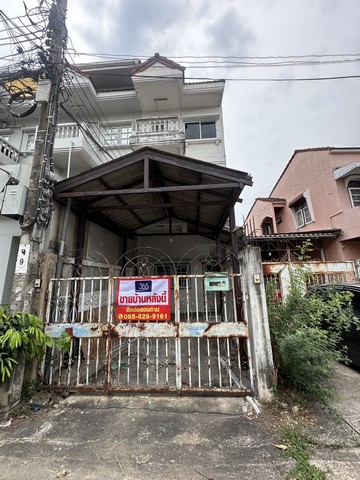 ขาย บ้านทาวน์เฮ้าส์ 3 ชั้น ไทยธานีวิลล่า 1 ลาดพร้าว เนื้อที่ 28 ตารางวารหัสทรัพย์ที่ : 50026ชื่อโครงการ  ไทยธานีวิลล่าที่ตั้ง   ซอยไทยธานีวิลล่า 1 แขวงลาดพร้าว  เขตลาดพร้าว จังหวัดกรุงเทพรายละเอียดประเภททรัพย์ ทาวน์เฮ้าส์ มีทั้งหมด 3 ชั้นเนื้อที่ดิน 28 ตารางวา  หน้ากว้าง 7.4 เมตร   ลึก  20 เมตรหน้าบ้านหันทิศ  เหนือจุดเด่น มีพื้นที่ด้านข้างของบ้านจำนวน 4 ห้องนอน, 3 ห้องน้ำ, 2 ที